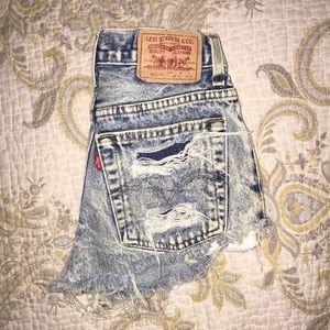 ✨VINTAGE LEVI’S - DISTRESSED AND SUPER CUTE